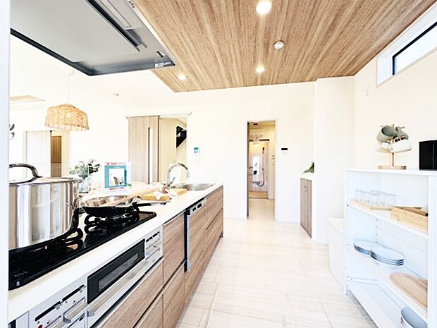 キッチンはオープンカフェスタイルだからリビングとの一体感はバッチリ。毎日のお料理時間も楽しくなりそうです。