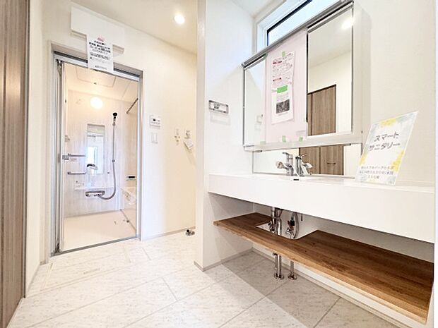 使い勝手の良い洗面台、窓があることで換気もしやすく清潔感のある空間を保てます。