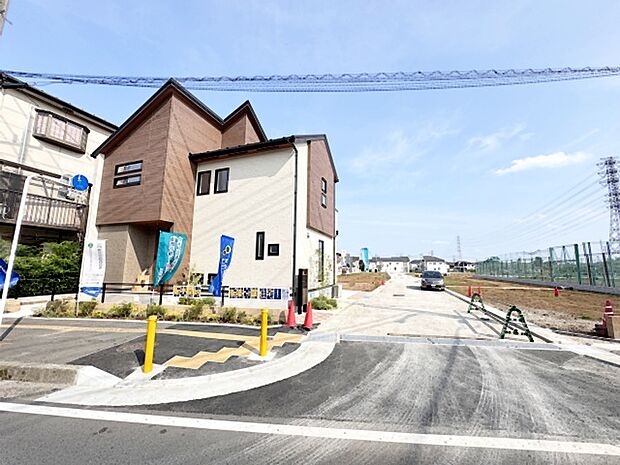 8m幅員の開発道路に面しておりお車の運転が苦手な方でも安心して出入りいただけます。