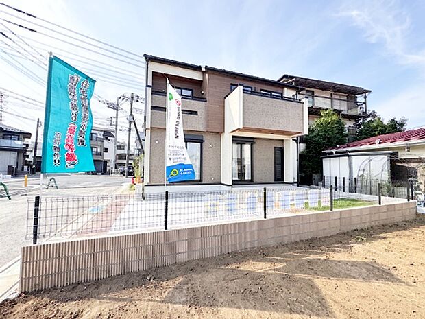 前面道路は広く、駐車がしやすいです。駐車スペース2台分ございます。