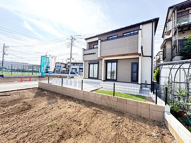 戸建てならではのお庭スペース。BBQやガーデニング、お子様のプールなど、、、、様々な楽しみ方ができるプライベート空間。ご家族皆さままで思いっきりお楽しみください。