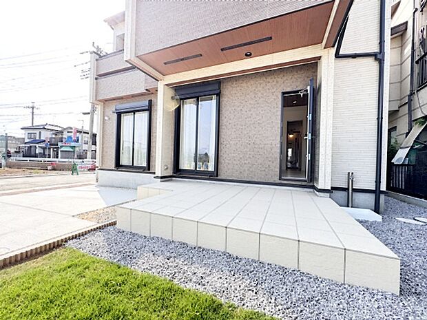 開放感あふれるオープンテラス。アウトドアリビングの新しい暮らし方。