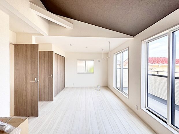 どんな家具にでも相性が良い清潔感ある白色調のクロスを採用。主張しすぎない配色、耐久性にも優れた床材は日々のメンテナンスも楽に、快適に過ごして頂けるよう考えられています。