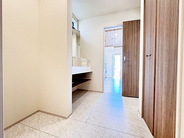 ゆとりの洗面スペースで朝の身支度もスムーズに行えます。