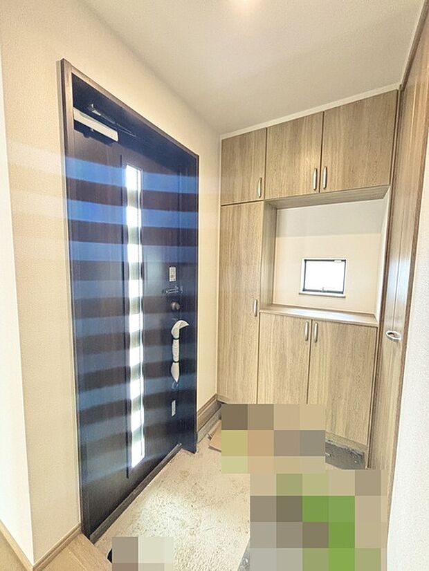 明るく開放的な玄関、靴の脱ぎ履きもしやすく、収納も豊富でご家族皆様の靴をスッキリ収納できます。 