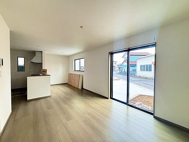 家族団欒のリビング。陽光差し込む食卓には家族の会話とスマイルが溢れます。いつまでもここで食卓を囲みたくなる、そう感じさせてくれるスペース。 