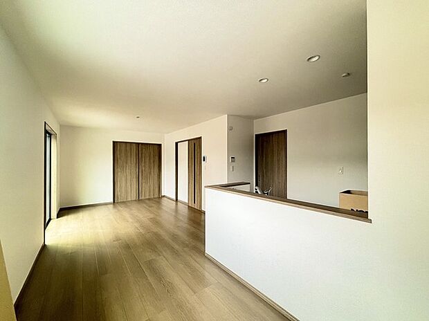 家族が一番集まる場所だから広々としつつも素敵な空間であって欲しい。皆がくつろぐリビングからキッチンまでが一つに繋がる空間。 