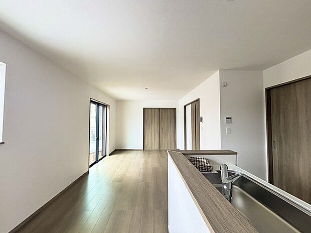 リビングは家具の配置も思いのまま。自由度が高い設計です。 