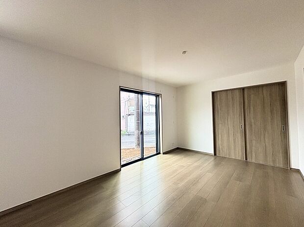 家族団欒のリビング。陽光差し込む食卓には家族の会話とスマイルが溢れます。いつまでもここで食卓を囲みたくなる、そう感じさせてくれるスペース。 