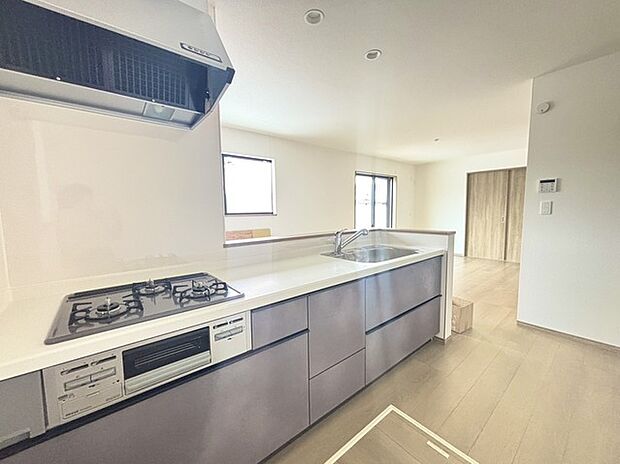 キッチンはオープンカフェスタイルだからリビングとの一体感はバッチリ。毎日のお料理時間も楽しくなりそうです。 