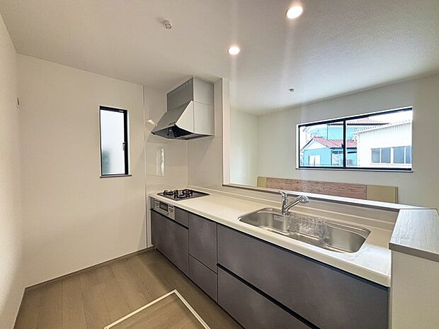 明るい光が降り注ぐ窓があるキッチンはお料理を作る時の気持ちもいつもより明るくなります。近くに窓があるので換気もしやすいですね。 