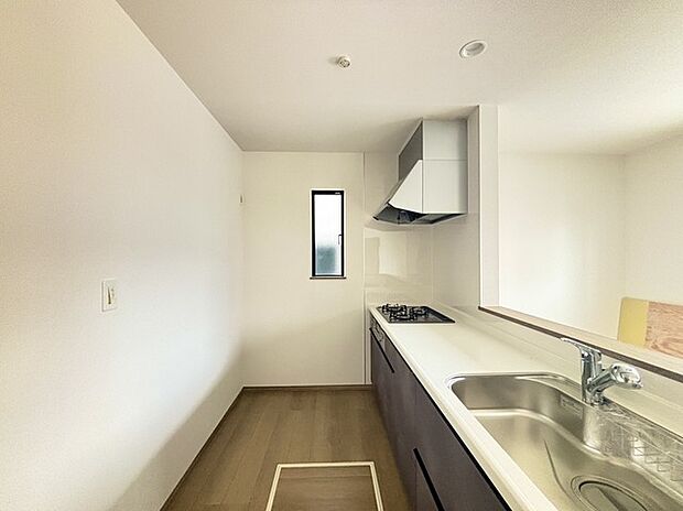 リビングにいる家族の顔が見渡せるカウンターキッチン。お料理もより一層おいしく、楽しく。食器棚を背面に設置しても十分な広さを確保しています。 