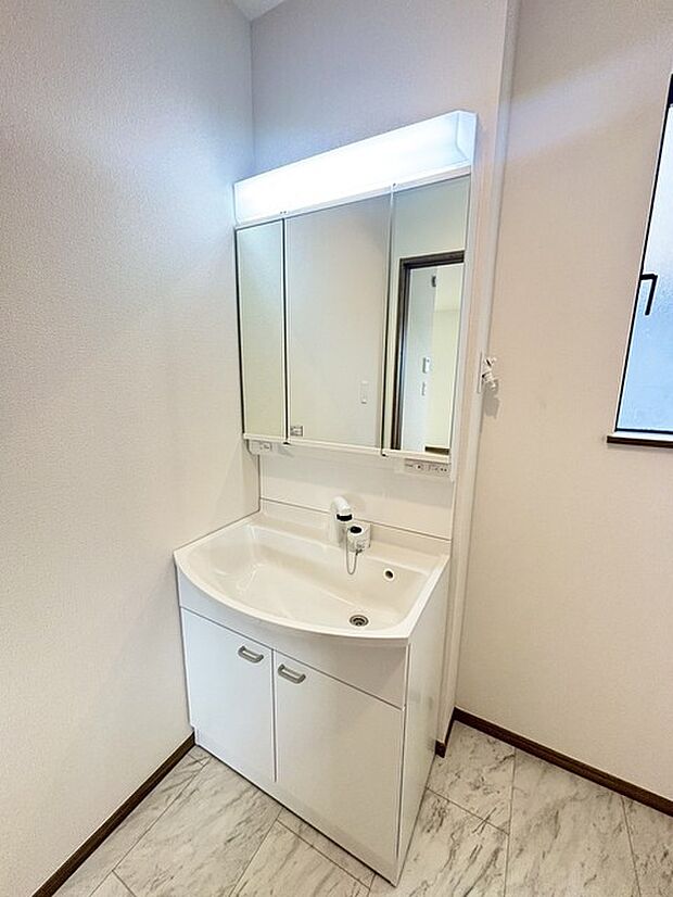 お出かけ前の身だしなみに一歩差がつく三面鏡。ミラー裏にはたっぷり収納もございます。 