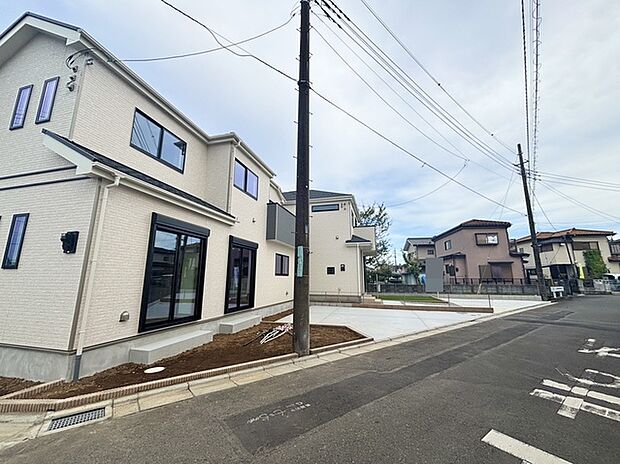 セカンドカーや来客時にも便利なカースペース3台分ございます。 