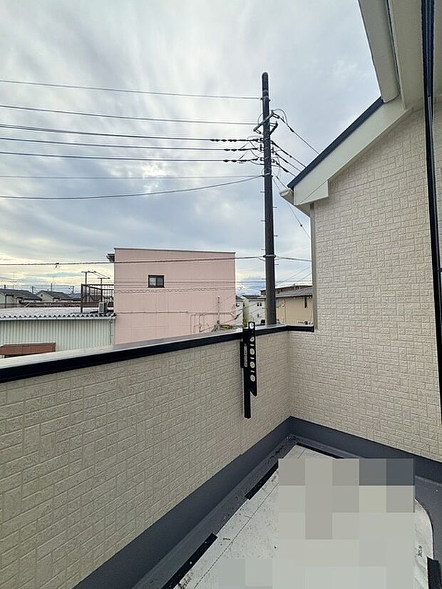 広めのバルコニーは風通しも良くお洗濯物もしっかりと干すことができます！ 