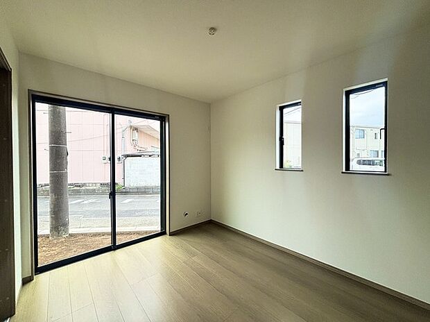 扉を開放するとLDKと洋室を一体利用できる空間！扉を閉めると独立した空間としても活用できます。 