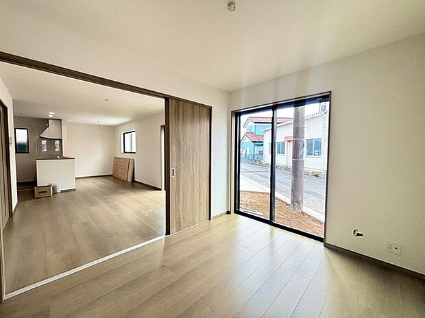 扉を開放するとLDKと洋室を一体利用できる空間！扉を閉めると独立した空間としても活用できます。 