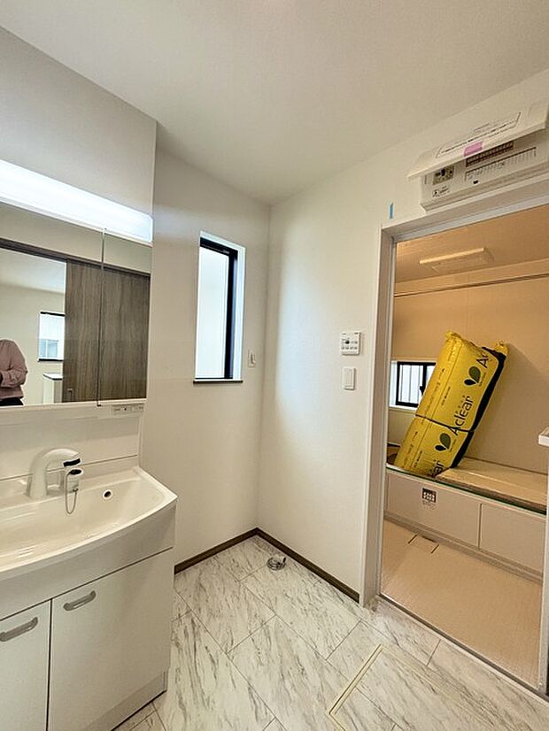 ゆとりの洗面スペースで朝の身支度もスムーズに行えます。 