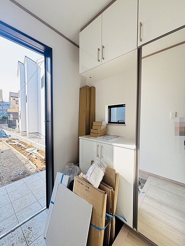 お宅の顔となる明るく開放的な玄関。ご家族皆様様の靴を収納できるスペースと全身鏡があり、お出掛け前に身だしなみチェックもできます。 