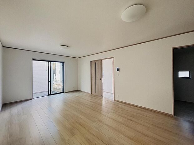 大きな開口部から明るい光が差し込むリビング。日中の室内の明るさがこの部屋の魅力です。 