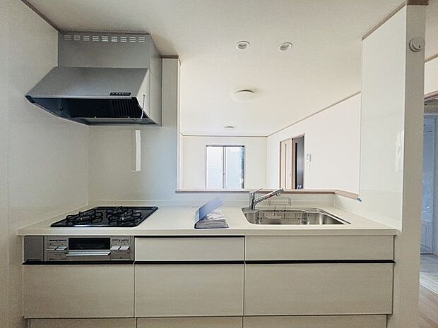 リビングにいる家族の顔が見渡せるカウンターキッチン。お料理もより一層おいしく、楽しく。食器棚を背面に設置しても十分な広さを確保しています。 