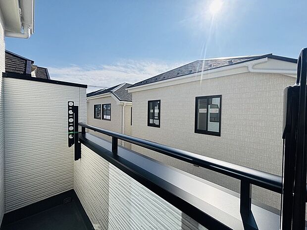 陽ざしが差込む明るいバルコニー。奥行きのあるバルコニーはお洗濯時に助かります。 