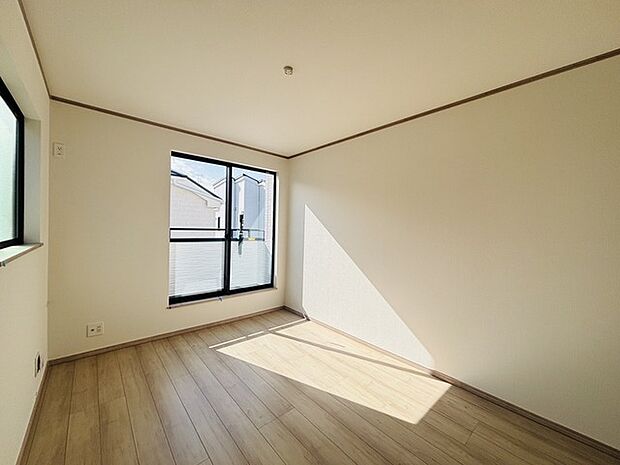 大きな開口部から明るい光が差し込む、日中の室内の明るさがこの部屋の魅力です。