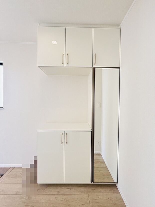 お宅の顔となる明るく開放的な玄関。ご家族皆様様の靴を収納できるスペースと全身鏡があり、お出掛け前に身だしなみチェックもできます。