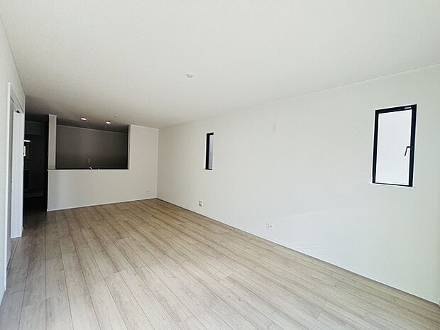 どんな家具にでも相性が良い清潔感ある白色調のクロスを採用。主張しすぎない配色、耐久性にも優れた床材は日々のメンテナンスも楽に、快適に過ごして頂けるよう考えられています。