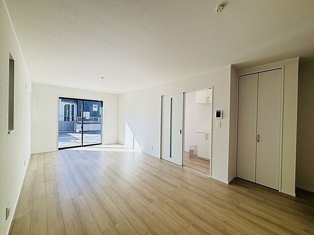 家族の集うリビングには色々な方向から光が差し込む設計に。家族のコミュニケーションが弾むスポットだから明るい雰囲気であってほしい。