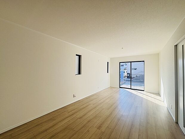 大きな開口部から明るい光が差し込むリビング。日中の室内の明るさがこの部屋の魅力です。 