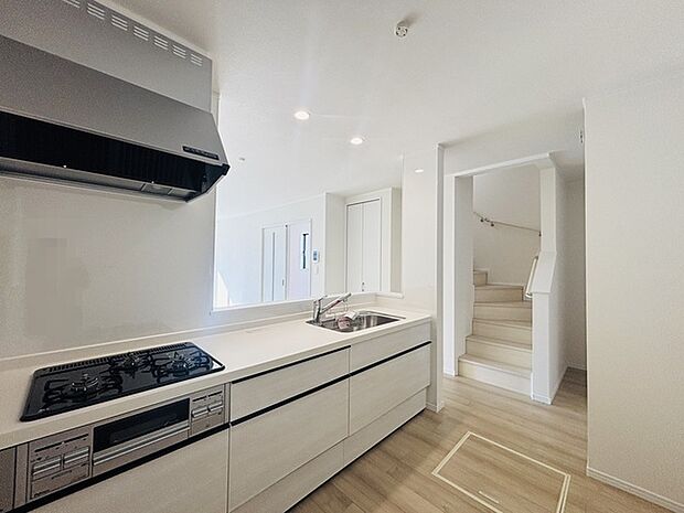 リビングにいる家族の顔が見渡せるカウンターキッチン。お料理もより一層おいしく、楽しく。食器棚を背面に設置しても十分な広さを確保しています。