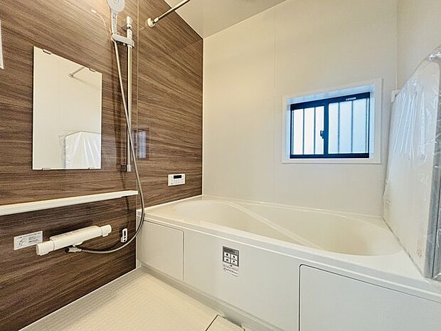 落ち着いた色味の浴室で1日の疲れをゆっくりと癒してください。 