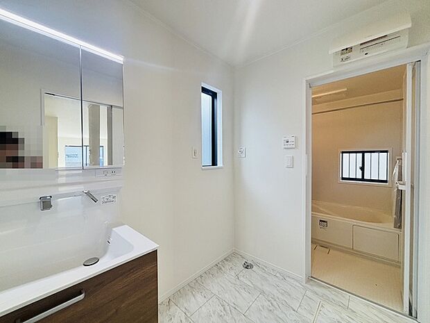 お出かけ前の身だしなみに一歩差がつく三面鏡。ミラー裏にはたっぷり収納もございます。