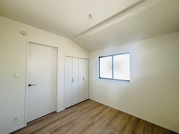 広々収納で、仕事着、普段着をまとめて収納できます。