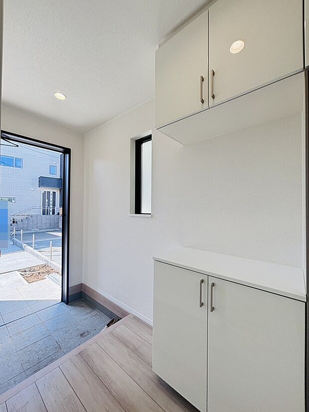 玄関はおうちの顔とも呼ばれる重要な場所！明るくスッキリと見える空間で住まう人を見送り、出迎えてくれます。 