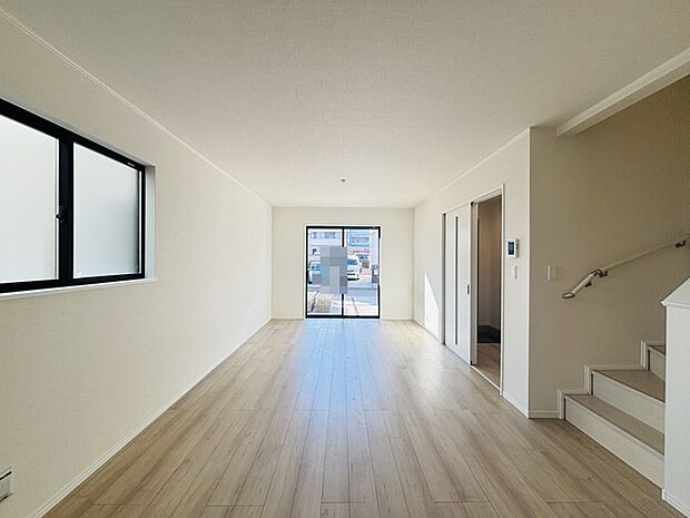 リビングは家具の配置も思いのまま。自由度が高い設計です。 