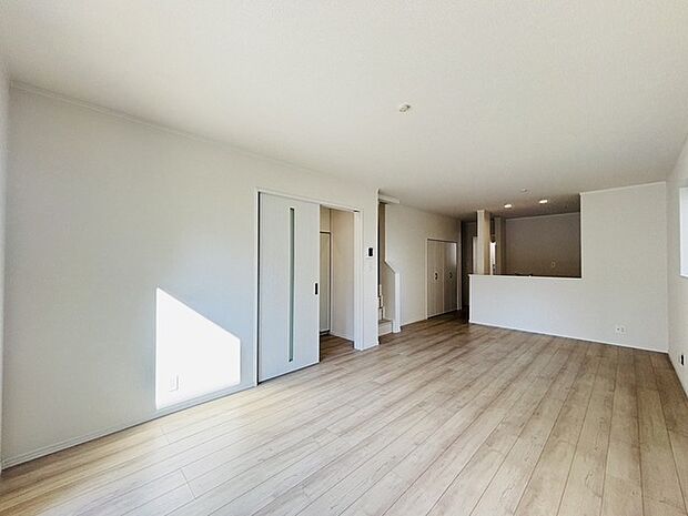 家族団欒のリビング。陽光差し込む食卓には家族の会話とスマイルが溢れます。いつまでもここで食卓を囲みたくなる、そう感じさせてくれるスペース。 