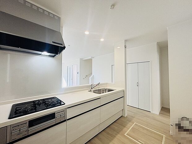 家族が一番集まる場所だから広々としつつも素敵な空間であって欲しい。皆がくつろぐリビングからキッチンまでが一つに繋がる空間。 