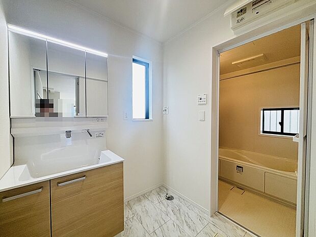 お出かけ前の身だしなみに一歩差がつく三面鏡。ミラー裏にはたっぷり収納もございます。 