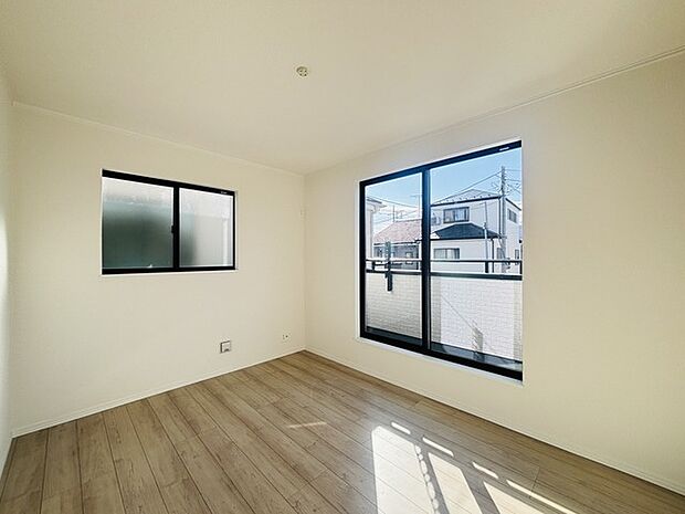 大きな開口部から明るい光が差し込む、日中の室内の明るさがこの部屋の魅力です。 