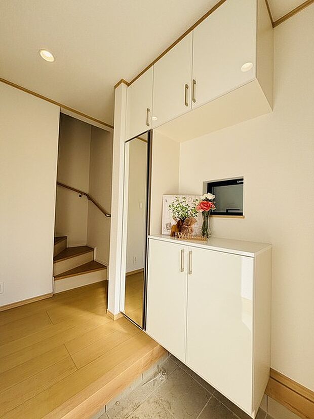 お宅の顔となる明るく開放的な玄関。ご家族皆様様の靴を収納できるスペースと全身鏡があり、お出掛け前に身だしなみチェックもできます。