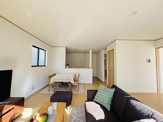 リビングにいる家族の顔が見渡せるカウンターキッチン。お料理もより一層おいしく、楽しく。食器棚を背面に設置しても十分な広さを確保しています。