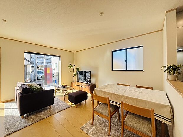 どんな家具にでも相性が良い清潔感ある白色調のクロスを採用。主張しすぎない配色、耐久性にも優れた床材は日々のメンテナンスも楽に、快適に過ごして頂けるよう考えられています。