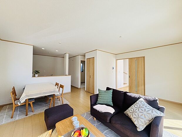 どんな家具にでも相性が良い清潔感ある白色調のクロスを採用。主張しすぎない配色、耐久性にも優れた床材は日々のメンテナンスも楽に、快適に過ごして頂けるよう考えられています。