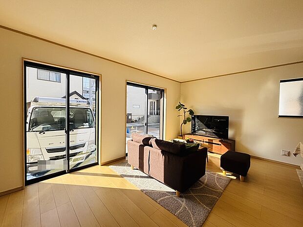 大きな開口部から明るい光が差し込むリビング。日中の室内の明るさがこの部屋の魅力です。