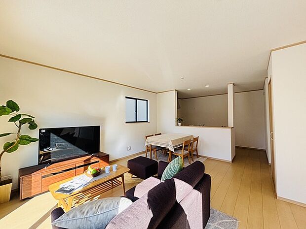 夕食の時間。家族、友人、両親、親戚との会話がより料理を美味しくしてくれる。あっという間に時間が過ぎてしまう居心地の良さは、普段はほっとする空間としてここにあります。