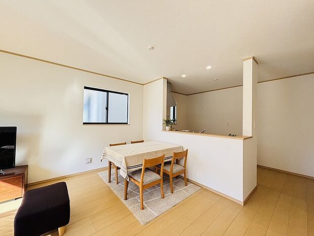 家族が一番集まる場所だから広々としつつも素敵な空間であって欲しい。皆がくつろぐリビングからキッチンまでが一つに繋がる空間。