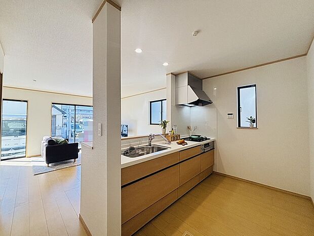 家族団欒のリビング。陽光差し込む食卓には家族の会話とスマイルが溢れます。いつまでもここで食卓を囲みたくなる、そう感じさせてくれるスペース。