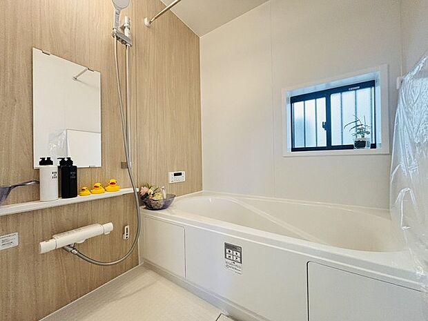 落ち着いた色味の浴室で1日の疲れをゆっくりと癒してください。